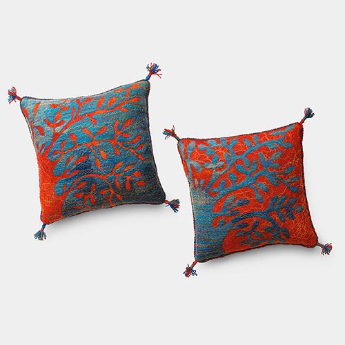 Blue-red cushions<span style="font-size: 16px;">&nbsp&nbsp&nbsp|&nbsp&nbsp&nbsp</span><i>Kék-vörös párnák</i>