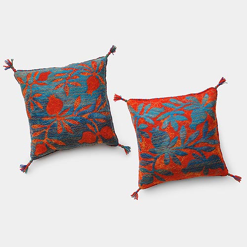 Blue-red cushions<span style="font-size: 16px;">&nbsp&nbsp&nbsp|&nbsp&nbsp&nbsp</span><i>Kék-vörös párnák</i>