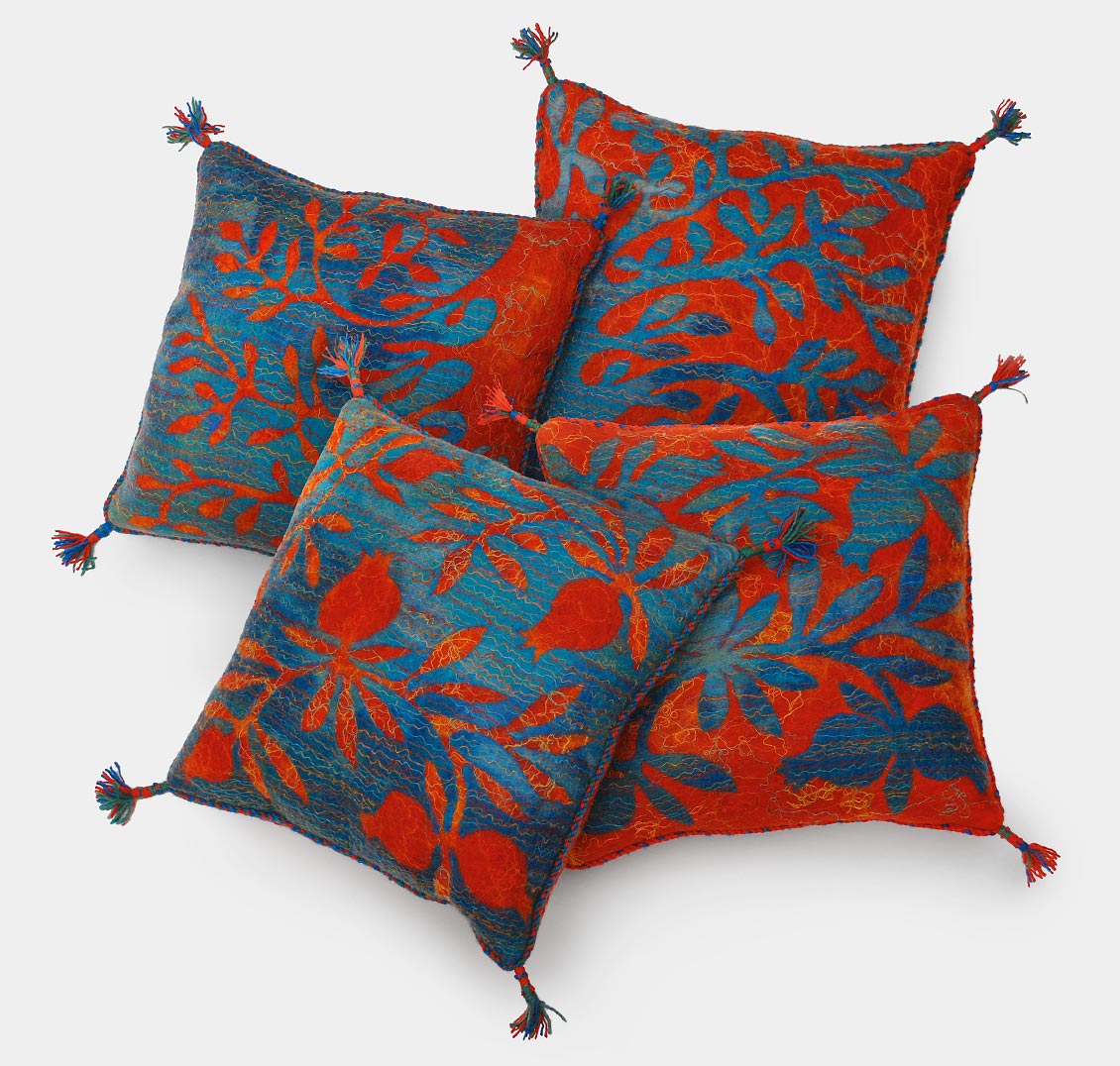 Blue-red cushions<span style="font-size: 16px;">&nbsp&nbsp&nbsp|&nbsp&nbsp&nbsp</span><i>Kék-vörös párnák</i>