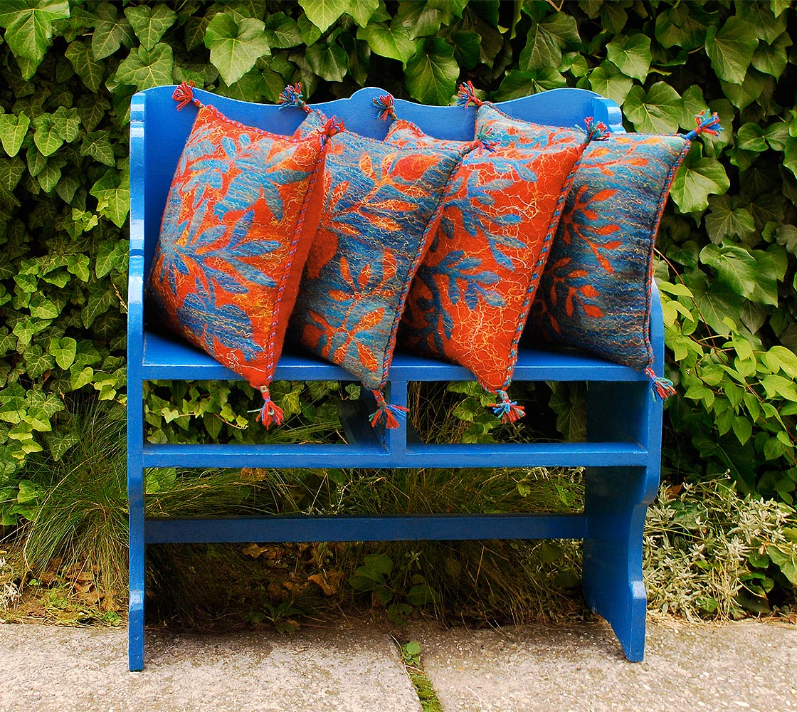 Blue-red cushions<span style="font-size: 16px;">&nbsp&nbsp&nbsp|&nbsp&nbsp&nbsp</span><i>Kék-vörös párnák</i>