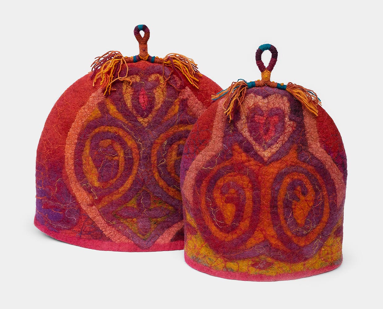 Teapot cozies with cord decoration I–II.<span style="font-size: 16px;">&nbsp&nbsp&nbsp|&nbsp&nbsp&nbsp</span><i>Teáskannamelegítő fonalas díszítéssel I–II.</i>