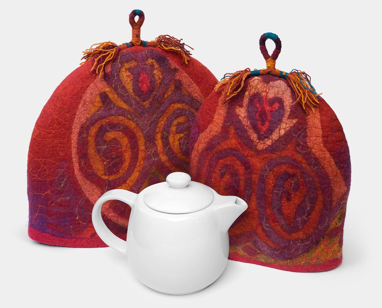 Teapot cozies with cord decoration I–II.<span style="font-size: 16px;">&nbsp&nbsp&nbsp|&nbsp&nbsp&nbsp</span><i>Teáskannamelegítő fonalas díszítéssel I–II.</i>