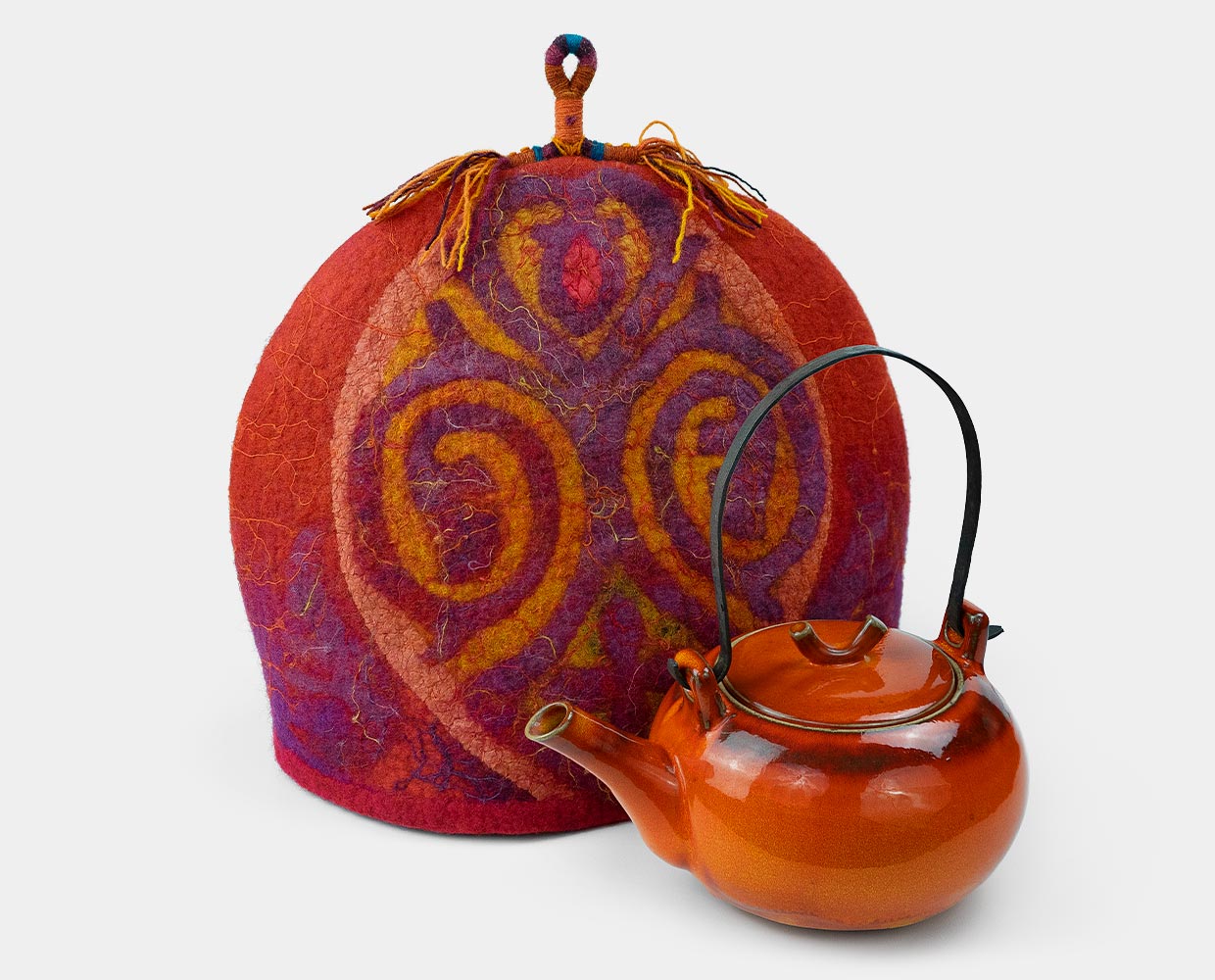 Teapot cozie with cord decoration I.<span style="font-size: 16px;">&nbsp&nbsp&nbsp|&nbsp&nbsp&nbsp</span><i>Teáskannamelegítő fonalas díszítéssel I.</i>