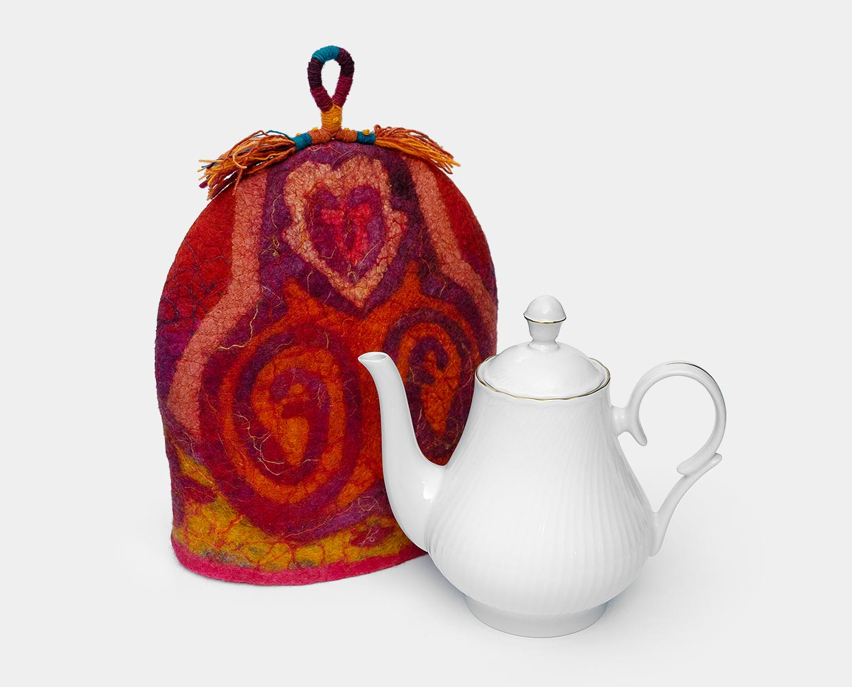 Teapot cozie with cord decoration II.<span style="font-size: 16px;">&nbsp&nbsp&nbsp|&nbsp&nbsp&nbsp</span><i>Teáskannamelegítő fonalas díszítéssel II.</i>