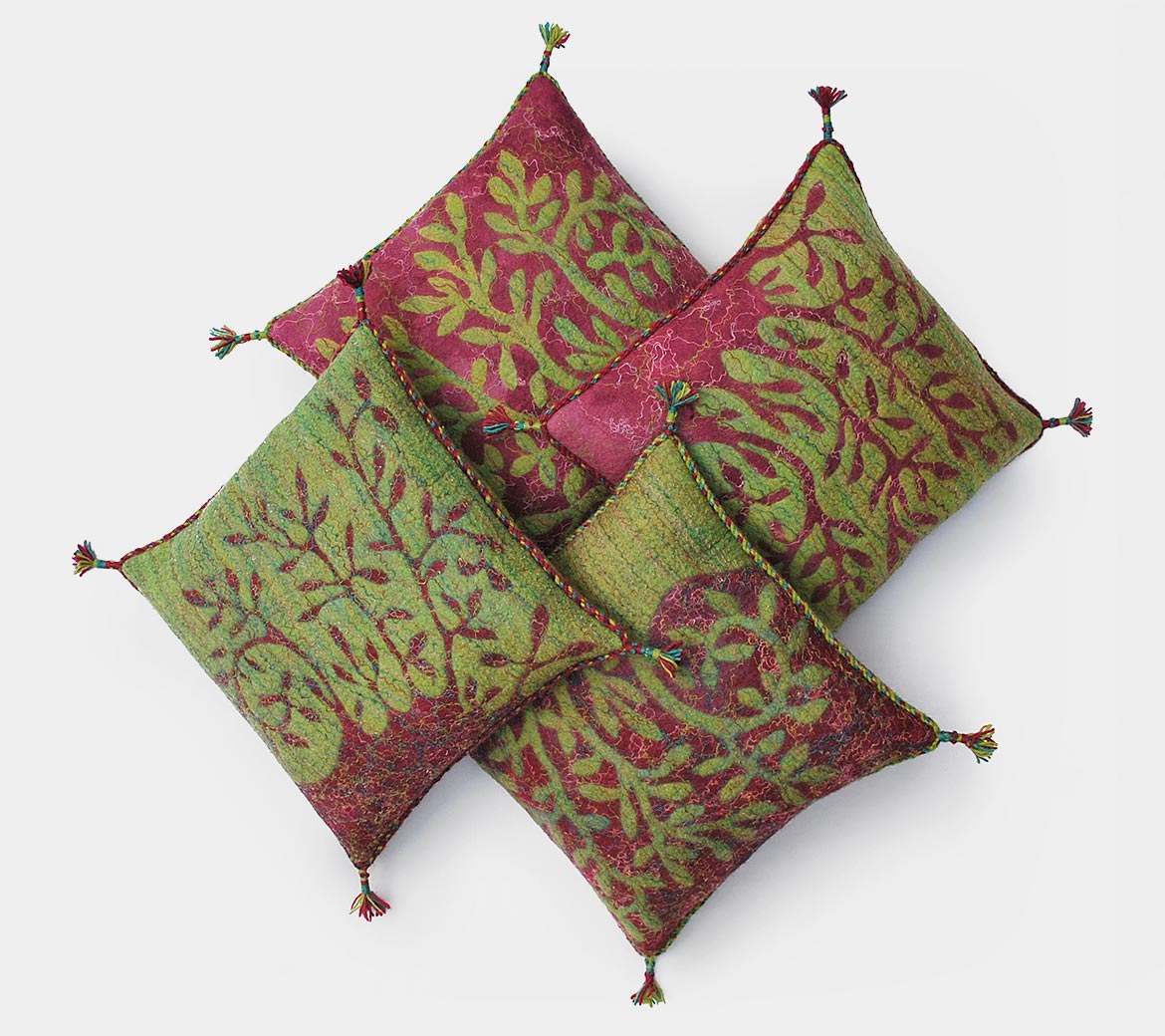 Three-pattern cushions<span style="font-size: 16px;">&nbsp&nbsp&nbsp|&nbsp&nbsp&nbsp</span><i>Faág-mintás párnák</i>