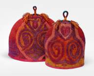 Teapot cozies with cord decoration I–II.<br><span style="font-size: 10px;">––––––––––––––––––––––––––––––––––––––––––––––––––––––––––––––––</span><br><i>Teáskannamelegítő fonalas díszítéssel I–II.</i>