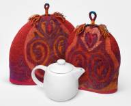 Teapot cozies with cord decoration I–II.<br><span style="font-size: 10px;">––––––––––––––––––––––––––––––––––––––––––––––––––––––––––––––––</span><br><i>Teáskannamelegítő fonalas díszítéssel I–II.</i>